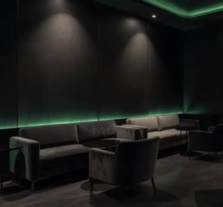 Prémium, sötét club-stílusú eseményhelyszín Budapesten, emerald fényekkel megvilágított Hualtriona tér