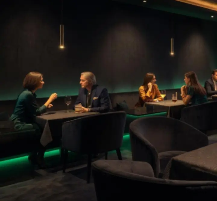 Modern, sötét tónusú Hualtriona rendezvényhelyszín emerald és borostyán fényekkel